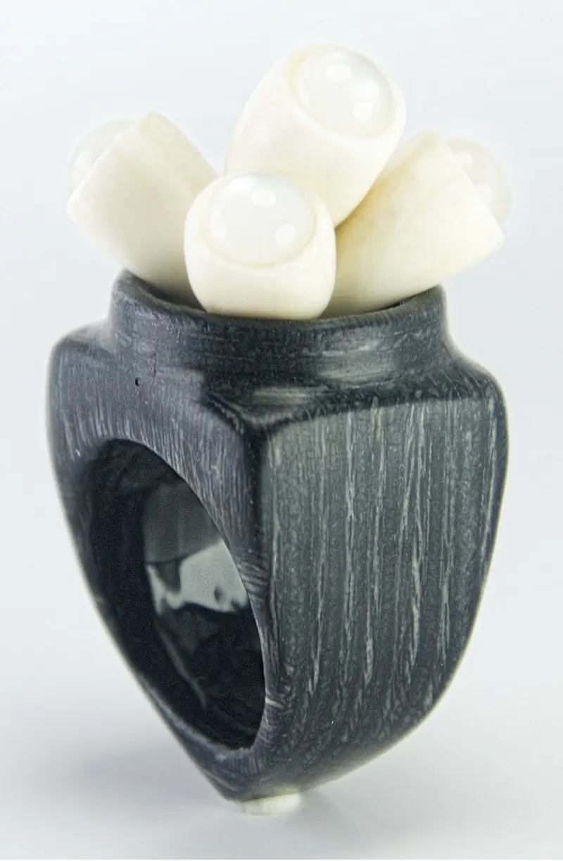 Anillo de madera con cuentas de hueso y cristal Luna por Santiago Rugeles